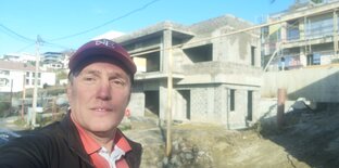 Железобетонный каркас двухэтажного дома в Сочи на крутом склоне с подпорными сте