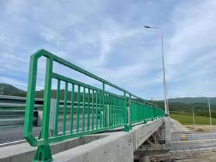 Композитное ограждение: как делают, как стоят и почему ломаются