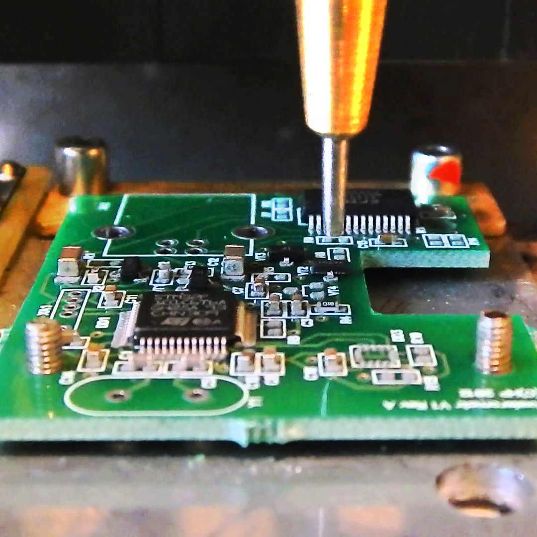 Монтаж радиоэлектронных приборов. Поверхностный монтаж SMD компонентов. Монтаж печатных плат SMD выводной. Пайка микросхем. Пайка на печатной плате.