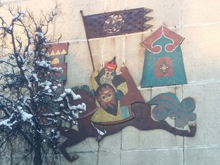 Просто плыл в отражении город...