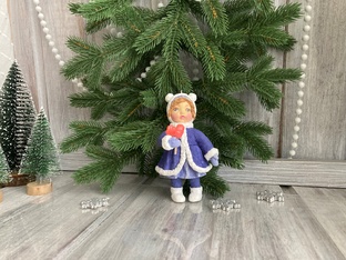 Малышка в синей шубке