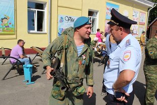 Мент военному товарищ...
