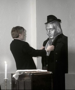 Спектакль, в котором карты биты, но игра только начинается.