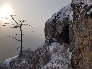 Ночёвки в гротах и пещерах.