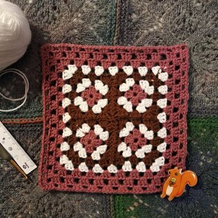 Год 50 квадратов, или Бабушкины квадраты в помощь бабушкам (и дедушкам)