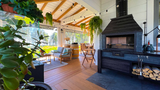 Терраса с панорамным остеклением и зоной барбекю