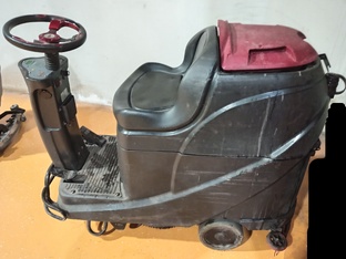 Рассказываю про разные поломоечные машины на работе.