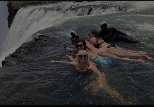 Единственный в мире природный бассейн у кромки водопада Виктория