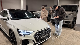 Наталья подписывает акт-приема передач 