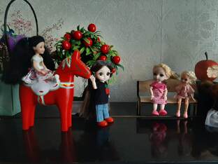 Катание на красном коне.