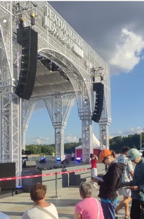 Амфитеатр на набережной в Коломенском