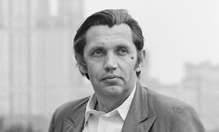 Роберт Рождественский