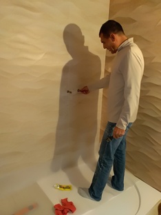 Монтаж душевой кабины после плиточных работ.