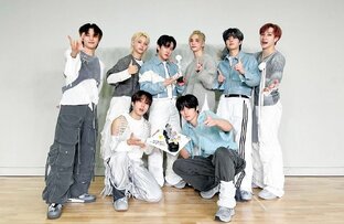 STRAY KIDS