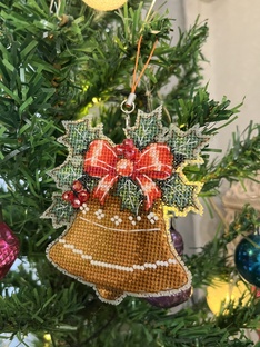 Вышивка на пластике 