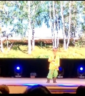 Митя выступает