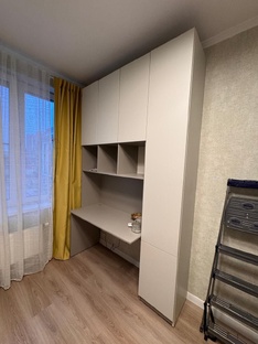 Стол для школы с пеналом для принадлежностей