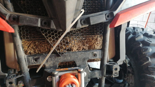 Чистим радиатор квадроцикла от всякой травы или какие проблемы могут быть.