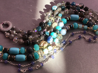 Яркие натуральные камни в украшениях 