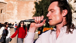 Выступления с Русскими песнями на улице Европы