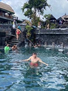 Бали горячие источники у озера Батур.