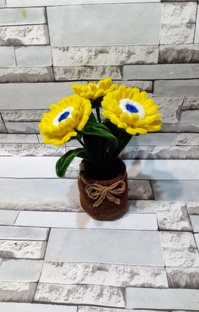 Цветы и украшения из разных материалов.