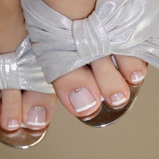 Педикюр обычным лаком