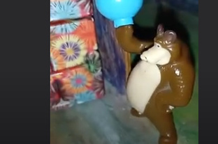 Мишка похитил белочку