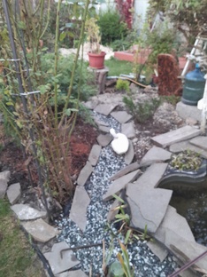 Декоративный ручей на даче