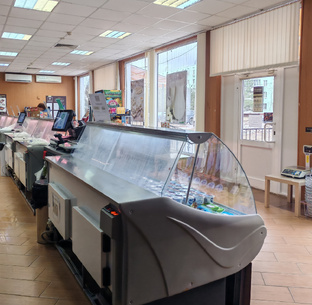 Взгляд из подсобки продуктового магазина