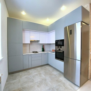 Современная двух уровневая кухня.