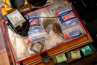 Продажи находок у мусорных баков.