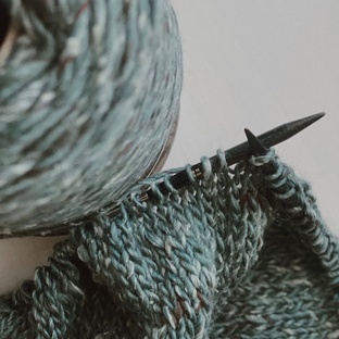 Запасы пряжи и инструментов для вязания