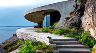 Современные дома на участке со склоном