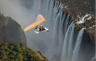 Впечатляющие полёты над могучим водопадом Виктория 