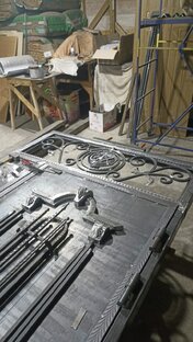 Кованая дверь