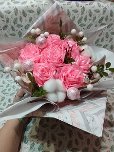 Цветы и украшения из разных материалов.