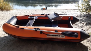 Мотор, лодка, эхолот, принадлежности для рыбалки.