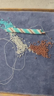 Учимся создавать украшения из бисера и натуральных камней 