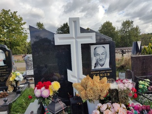 Памятники на Троекуровском кладбище.