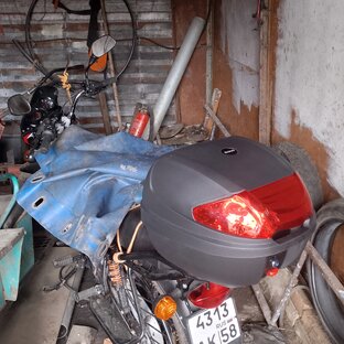 в гараже поставил кофр на мотоцикл, готовлю к сезону и поездкам. 