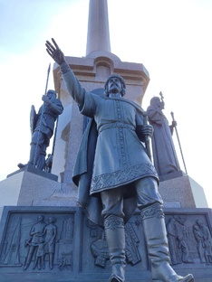 Показываю памятники России