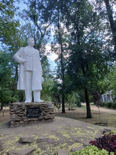 Счастье любит тишину, а неудачи тихий плач без посторонних. 