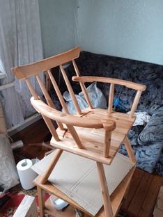 IRISH-AMERICAN CURVED-BACK ARMCHAIR.