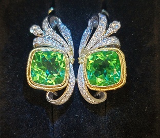 Золотые серьги с драгоценными и цветными камнями