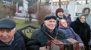 Посиделки под гармошку, беседа с напевами, частушками и танцами. 