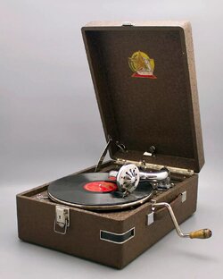 Играет патефон