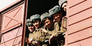 ВОИНСКИЙ  ЭШЕЛОН  ГОТОВ К  ОТПРАВКЕ  НА РОДИНУ .  