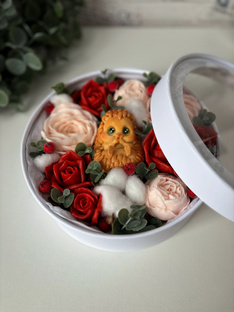 Цветочная композиция в круглой коробочке.