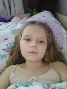 Я лежу на кровати.